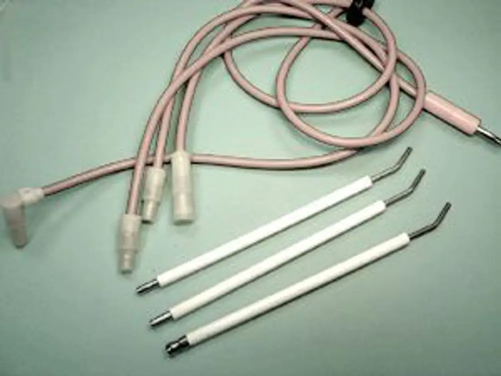 Zündelektrode und Ionisationselektrode von Remeha mit drei abgewinkelten Elektroden und Kabeln für Anschluss.